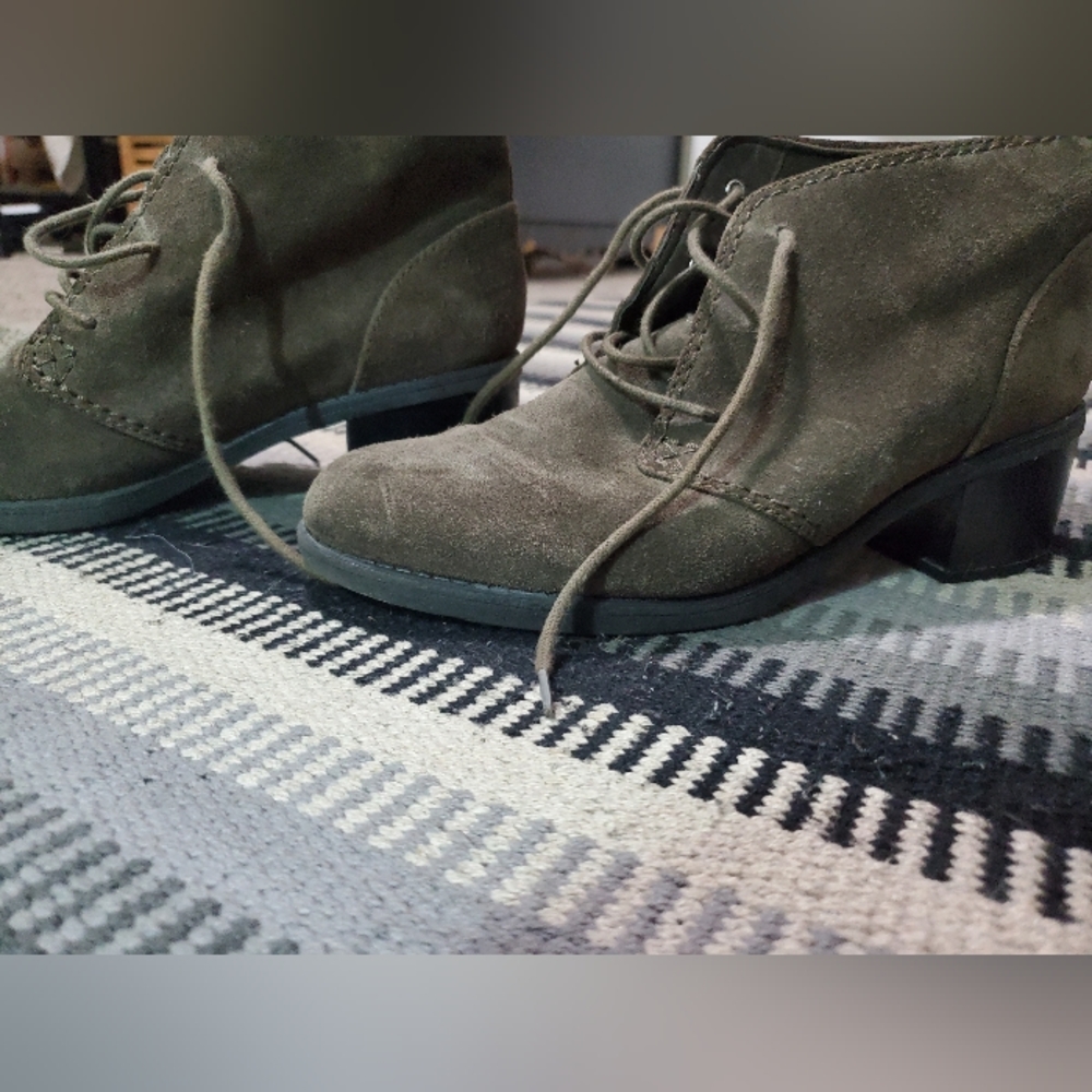 Clark's Sz 7 Suede Lace Up Ankle Booties